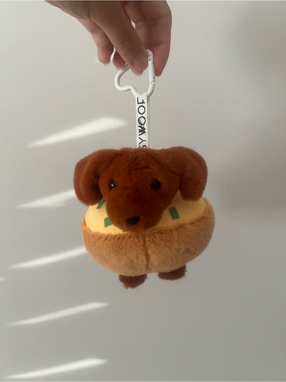 Sassy Woof dachshund pizza keychain.